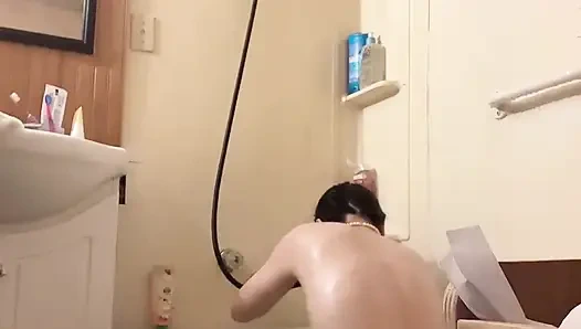 Zierlicher körper mit behaariger muschi, Natur hana in der dusche nass