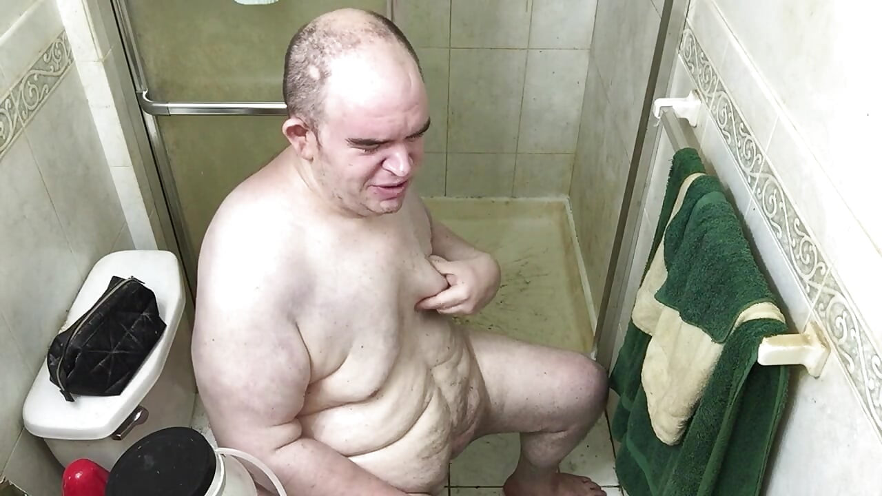FatAssSmallDick Chris CRS uses anal spreader and giant butt plug