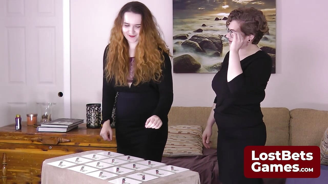 Η Gracie και η Roxy διαγωνίζονται στο παιχνίδι Strip Memory