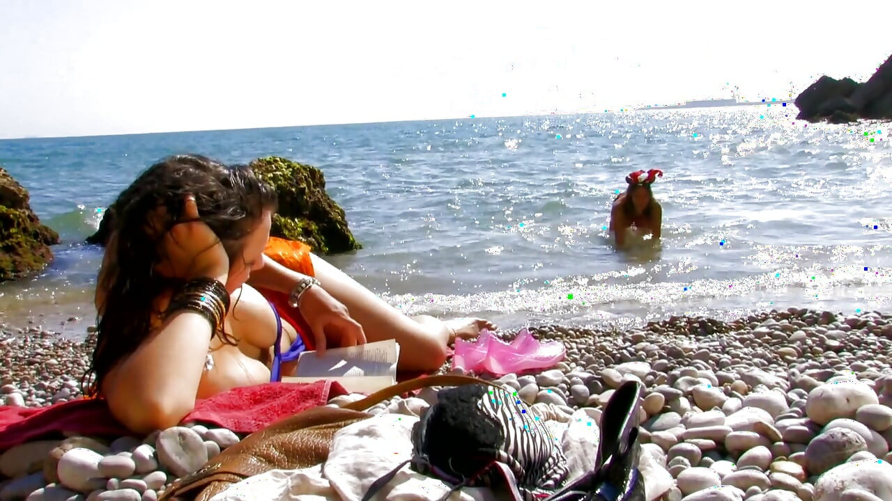 Latina lesbiana caliente se deja seducir en su primer trío en la playa