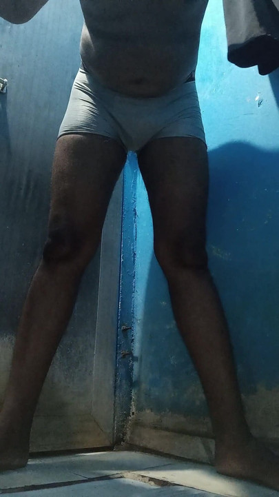 Indiai férfi vagyok, szopom a feleségem melleit és análom