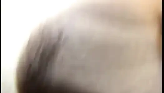 Memek sempit cewek rambut cokelat ini dientot habis-habisan sambil berbaring di ranjang