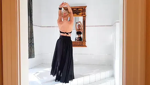 Selena'nın poz veren dansı ve seks oyunları