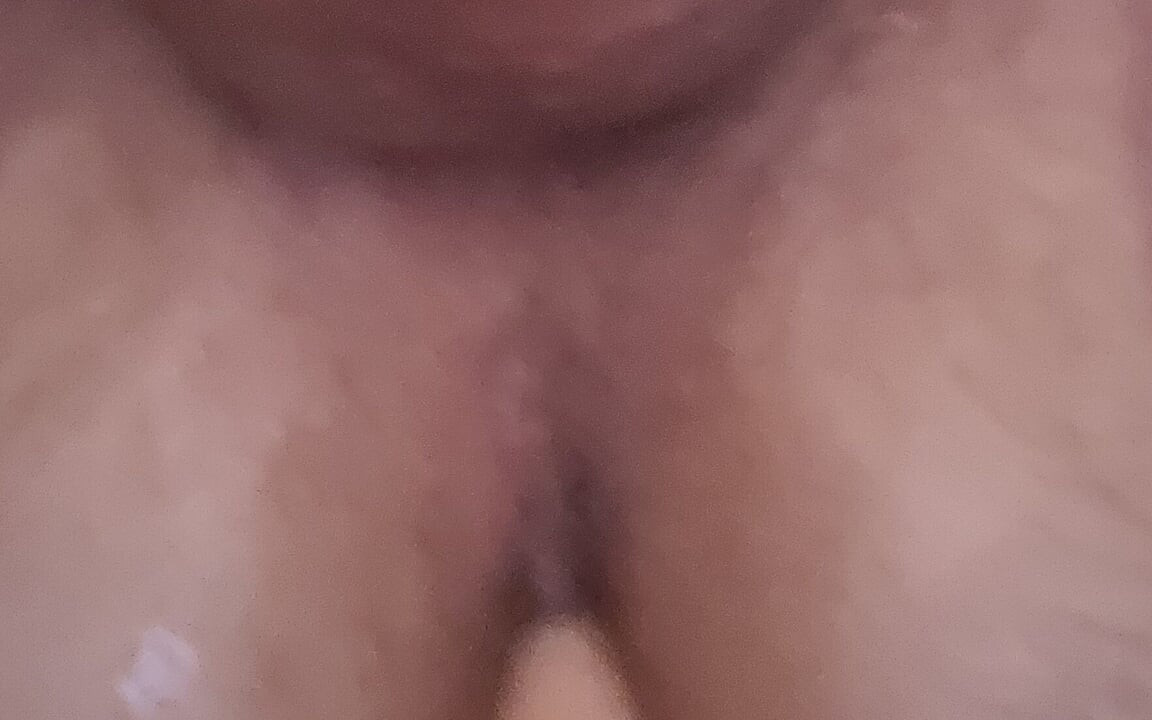 Sentado en el asiento del inodoro y pajeando mi pequeña polla hasta que venga el orgasmo, así que dispara