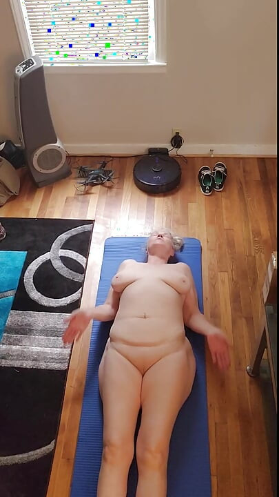 Heiße bBW-MILf nacktes yoga am morgen!