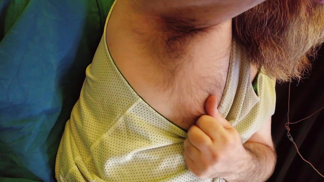 坑乳头和嘴唇。