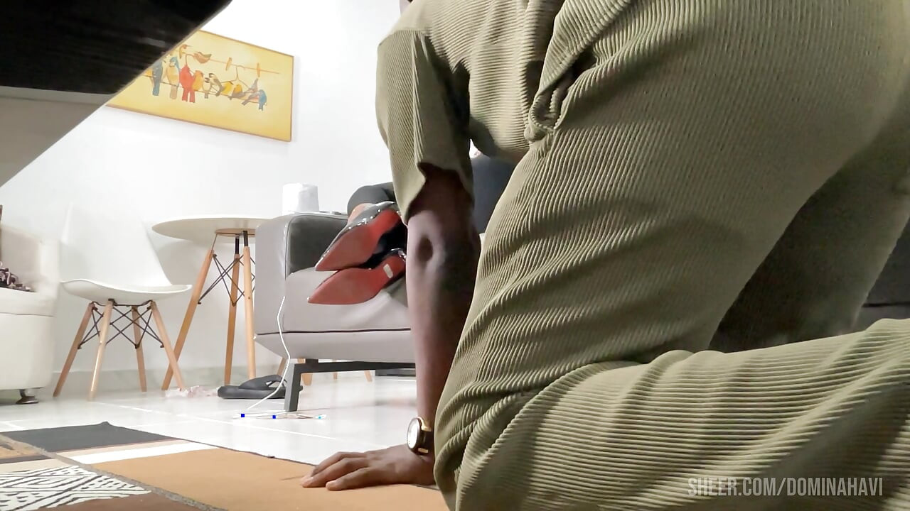 DOMINATRIX NIGERIANA NEGRA DOMINA A SU ESCLAVO DOMÉSTICO