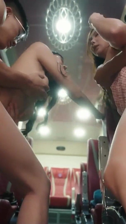 ModelMedia Asia - The daring couple having sex secretly in the backseat of the bus | Clip 3
