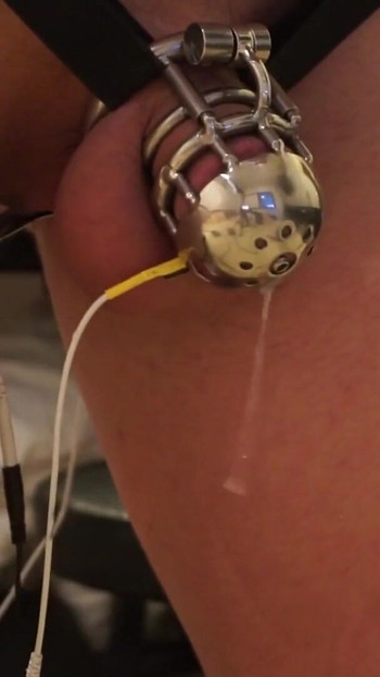Zapanjujući trenutak iz filma "Femboy in Chastity & Estim - Fucking machine"