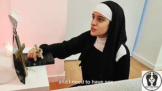 Юная монахиня с большими сиськами в любительском видео