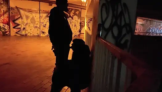 Fahişe otoparkta aşağılanmış