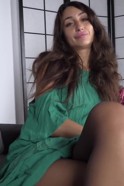 Người đẹp tóc nâu nổi bật thena làm hài lòng bạn với đôi chân tuyệt vời của cô ấy trong chiếc quần tất gợi cảm