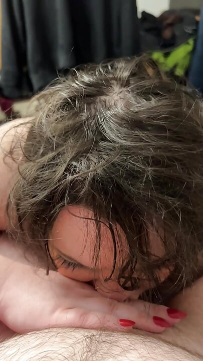 ランジェリー姿で彼のチンコをしゃぶる