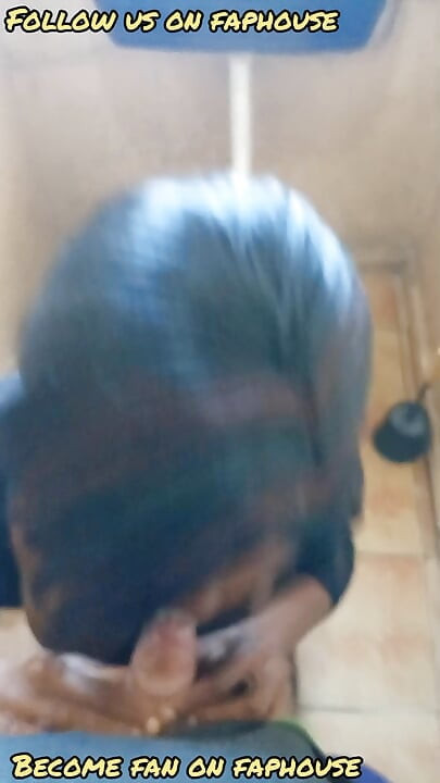Pipe la plus sexy et baise en levrette dans les toilettes