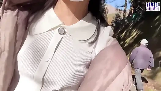 Прогулка с голым соском, где переполненные глаза искры горячий, тугий пик на ее взябленной стадии кончиков.3