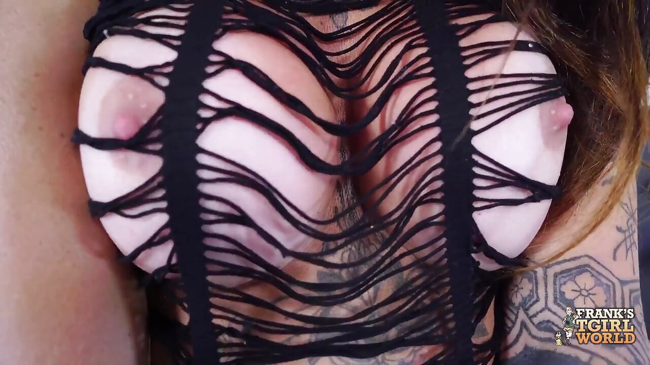 TS Wanessa Waitzel strokes and cums
