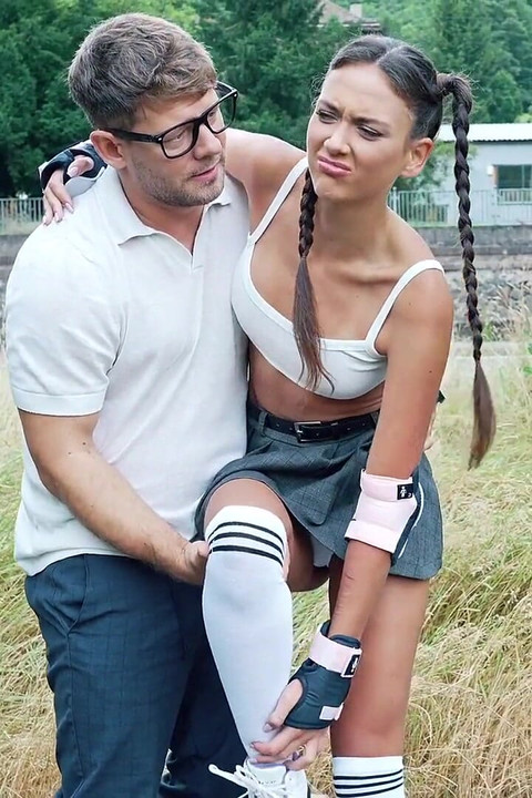 सौतेली बेटी को हॉट सौतेले पापा से मदद मिलती है