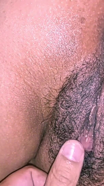 Ξυρίζω το μουνί και τον πρωκτό της φίλης μου | Κλιπ 2