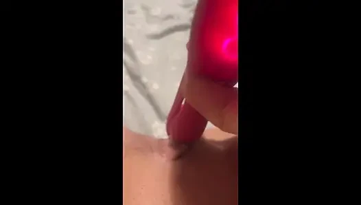 Amatör orta yaşlı seksi kadın kocası alt katta dünya kupasını izlerken oynuyor