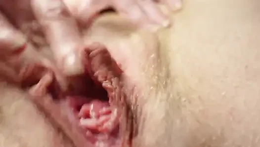Close up - cewek ini lagi asik fingering memeknya sampai muncrat - close up