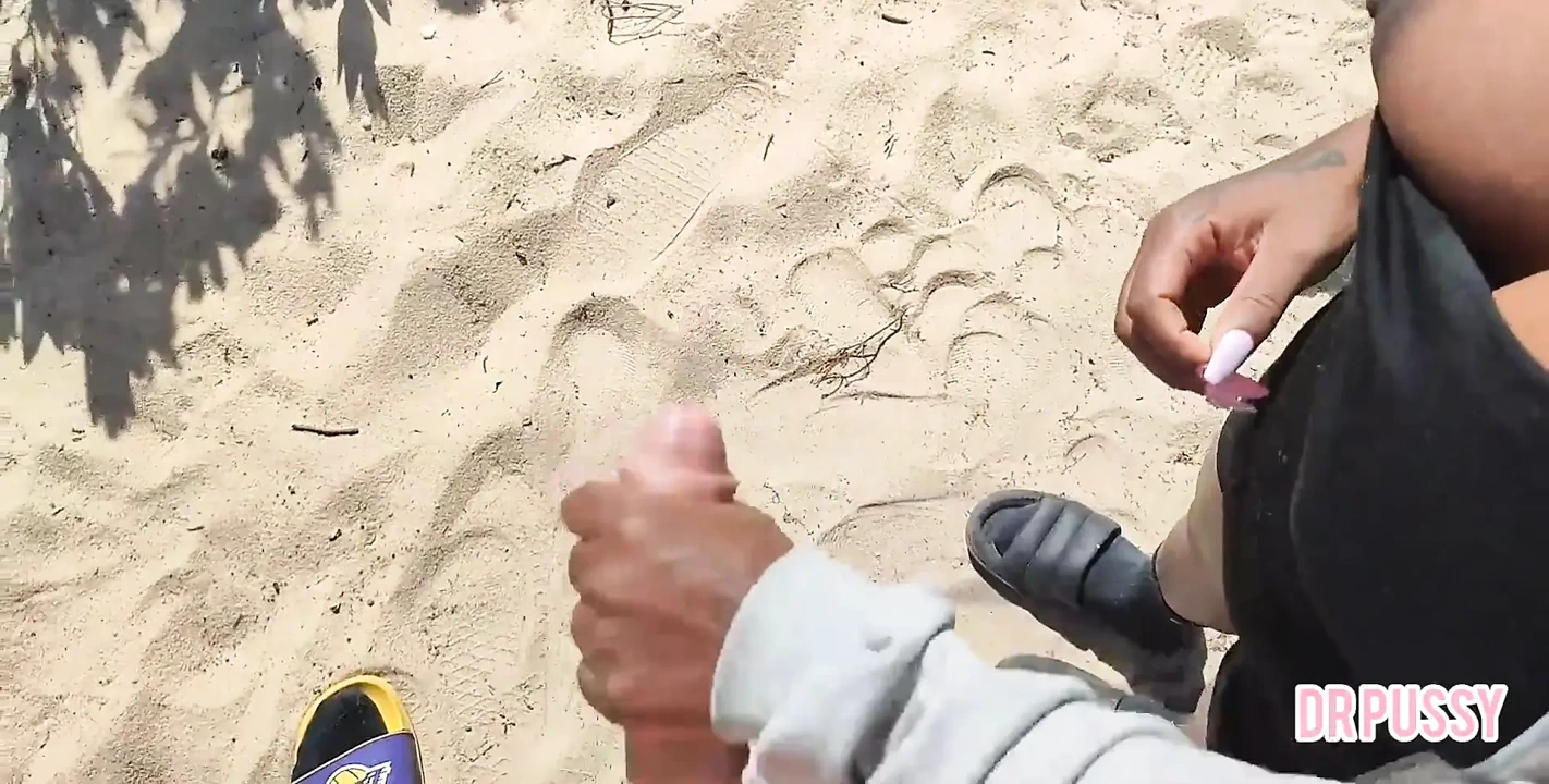 孕妇被丈夫遗弃, 在海滩上自慰一个陌生人, 而陌生人却不知情, 直到她