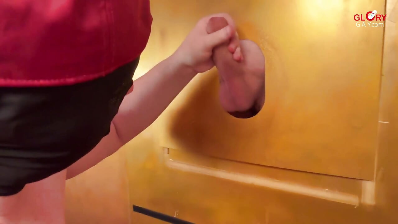 Enorme dikke stiefvader laadt zich uit bij het kijkgat - kokhalzen en slikken