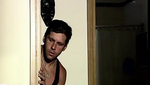 Bu çarpıcı Alman sarışın üç çifte sikiliyor