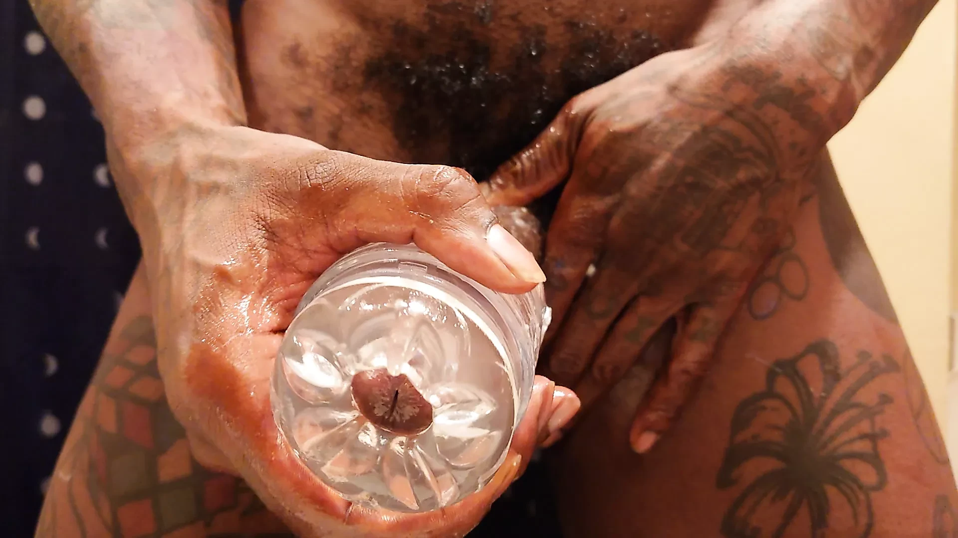 Hallelujah Johnson si masturba da solo con un colpo veloce Fleshlight parte 2 prima della sborrata