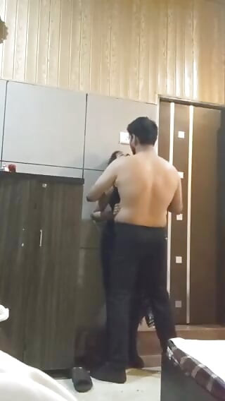 Sinh viên Ấn Độ bị giáo viên đụ trong phòng nghỉ
