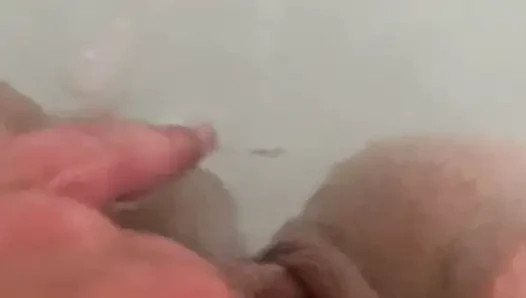 Banyoda amcığıma masaj yaptırıyor