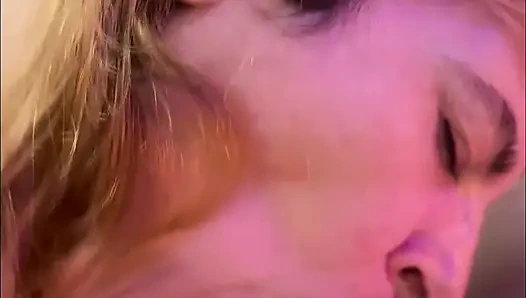 Üvey babaya sakso çekiyor ve yumruklanıyor