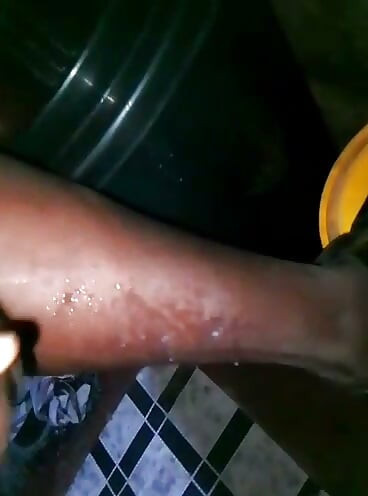 Aficionada africana desnudándose y rociando leche