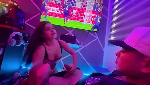 Bir video oyunu oynuyorum ve üvey kız kardeşimden oral seks alıyorum