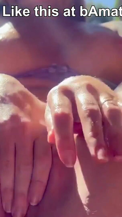 Une jolie amatrice se baigne la chatte au soleil en se faisant baiser chez des amateurs | Clip 1