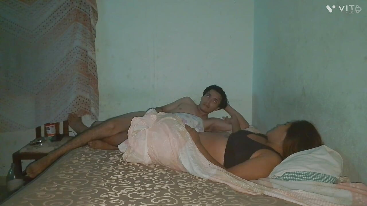 Follando con mi amante y me encuentra mi mujer en su habitación