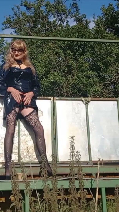 Crossdresser يلعب في المزرعة في PVC | مقطع 2