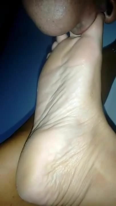 Amigo chupa meus pes e eu amo
