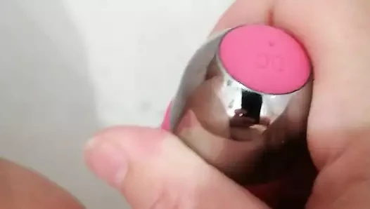 Tante semok kitty queen lagi asik masturbasi memeknya pakai vibrator di kamar mandi sampai orgasme asli