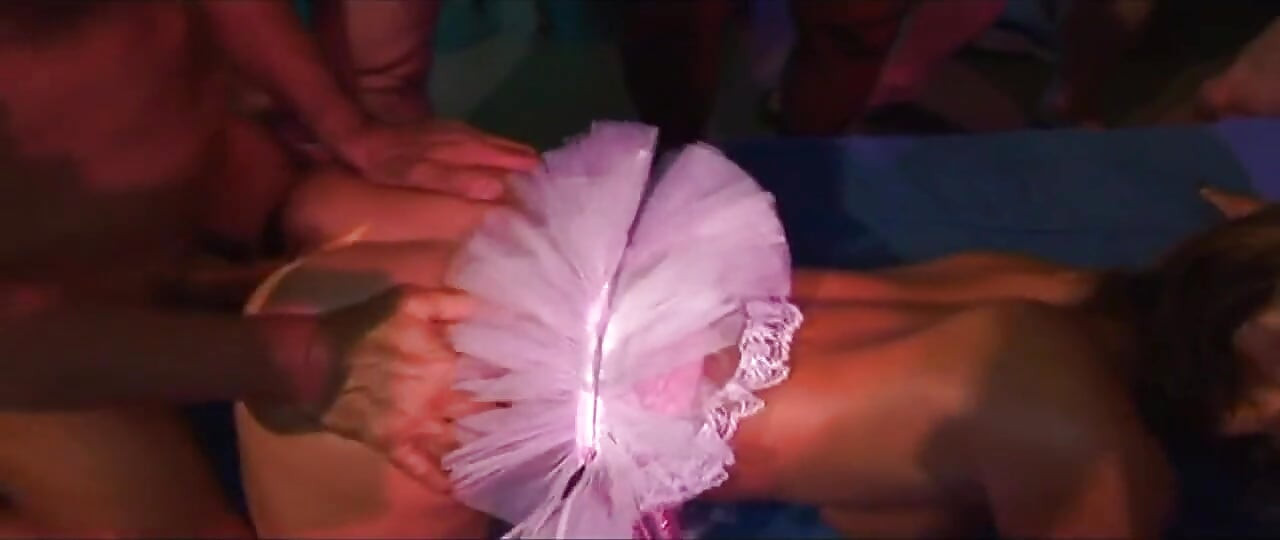Une MILF brune excitée se fait fister au fond d’une orgie déjantée dans un gangbang