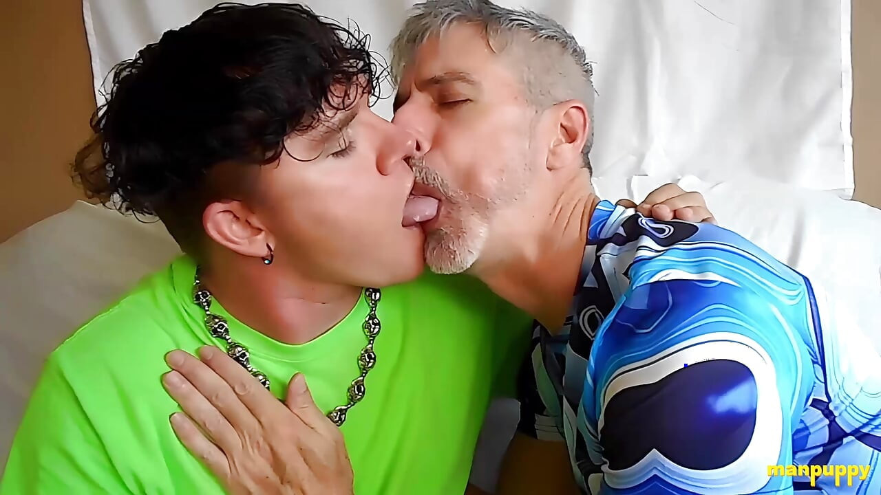 ManPuppy Richard Lennox e Leo Blue compartilham uma intensa sessão de makeout do papai