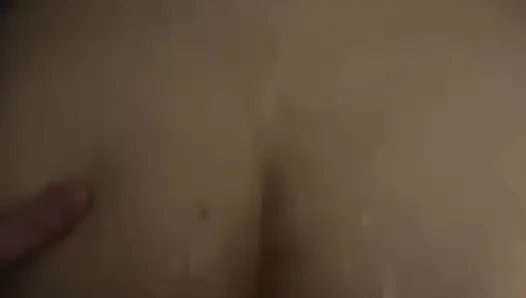 Çok fazla döl! Ama sert kaldı ve sikişmeye devam etti! Amatör domaltmalı bakış açısı