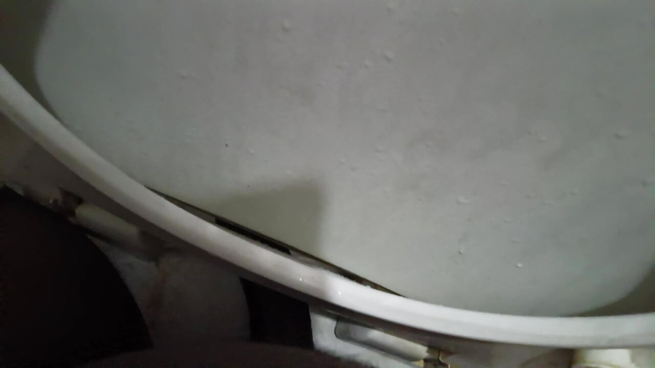 Студент коледжу у ванній кімнаті гуртожитку трахається