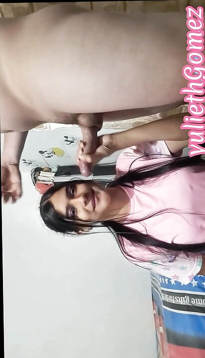 Niegrzeczna kolumbijska kobieta oferuje fotografowi w zamian za seks