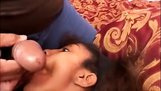 В черную волосатую киску трахают мастурбацией дилдо (Полное оригинальное видео.)