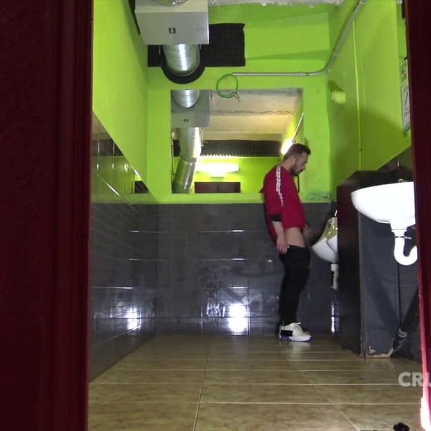 Mars Gymbergerは、Beniot Massiによるトイレで生を使用