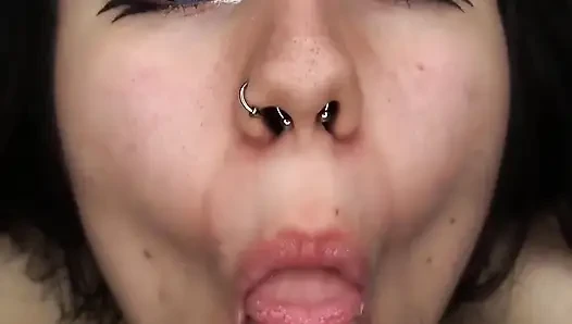 Evime geldiğinde ona lezzetli bir sakso çekiyorum - amatör sakso ve döl yutma