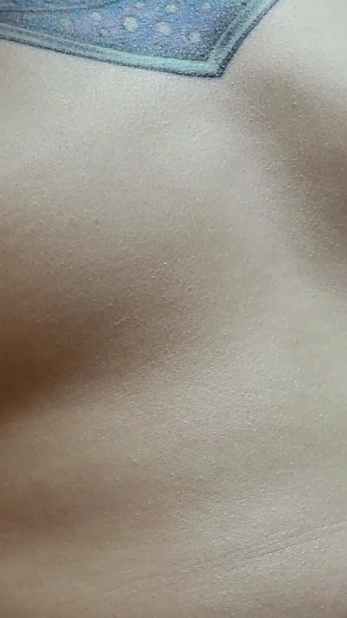 Une jolie fille joue avec ses tétons gonflés | Clip 2