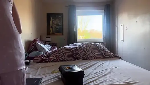 lila polkadot pyjamas stripp necken und riesiger dildo in Öl