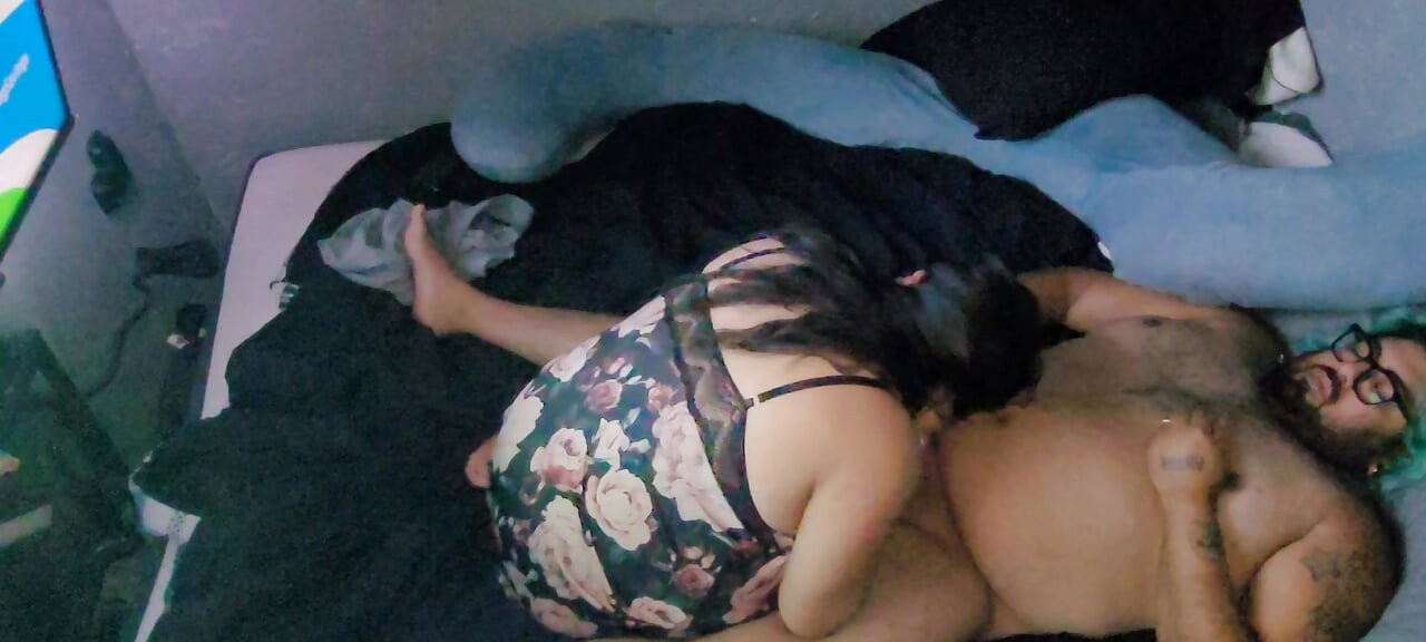 زوجة تصبح مشتهية أثناء مشاهدة التلفاز