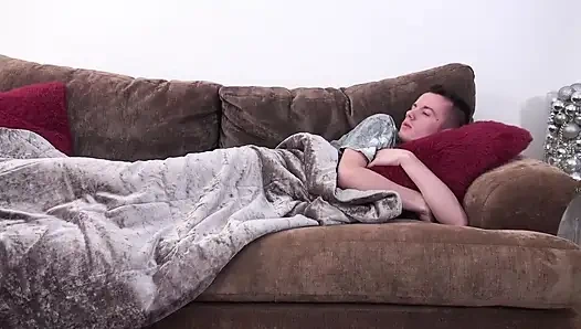 Küçük memeli büyük götlü esmer kanepede sert sikiliyor